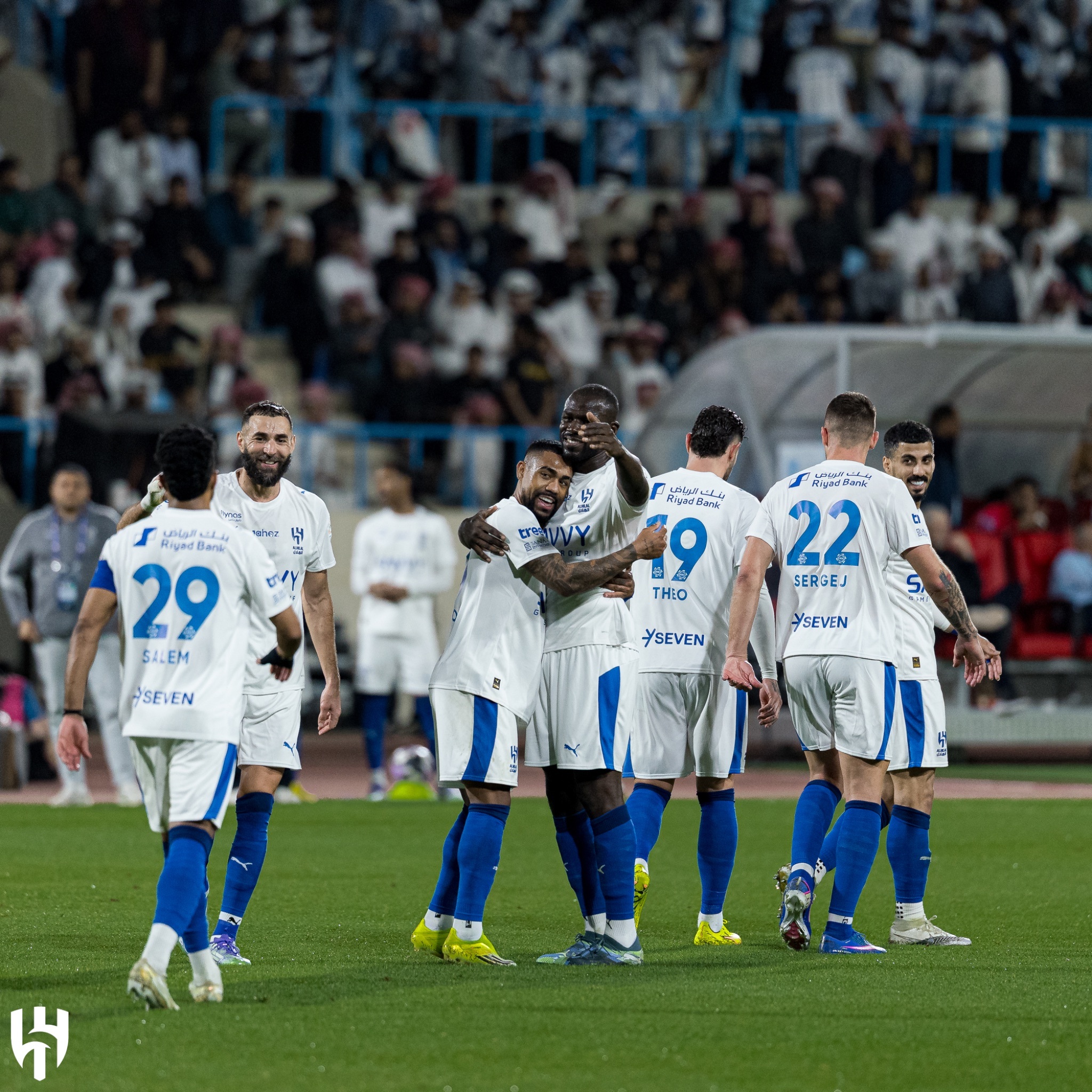 هاتريك بنزيما يقود الهلال في اول ظهور له مع الهلال  لاكتساح الأخدود بسداسية نظيفة