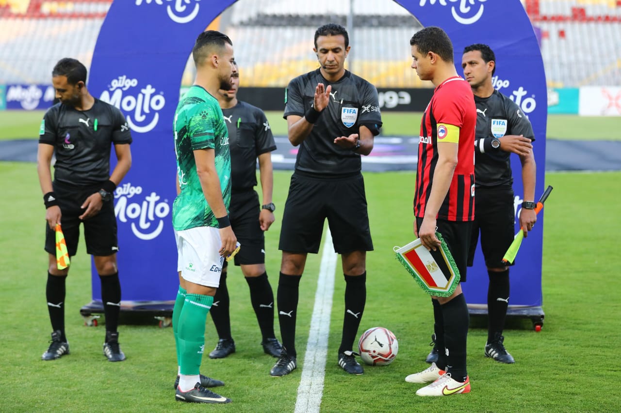 طارق مجدي يقود طاقم التحكيم  بمباراة بيراميدز والمصري