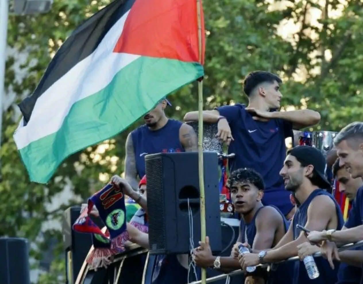 «بسبب فلسطين».. لامين يامال يخطف الأضواء في احتفالات تتويج برشلونة