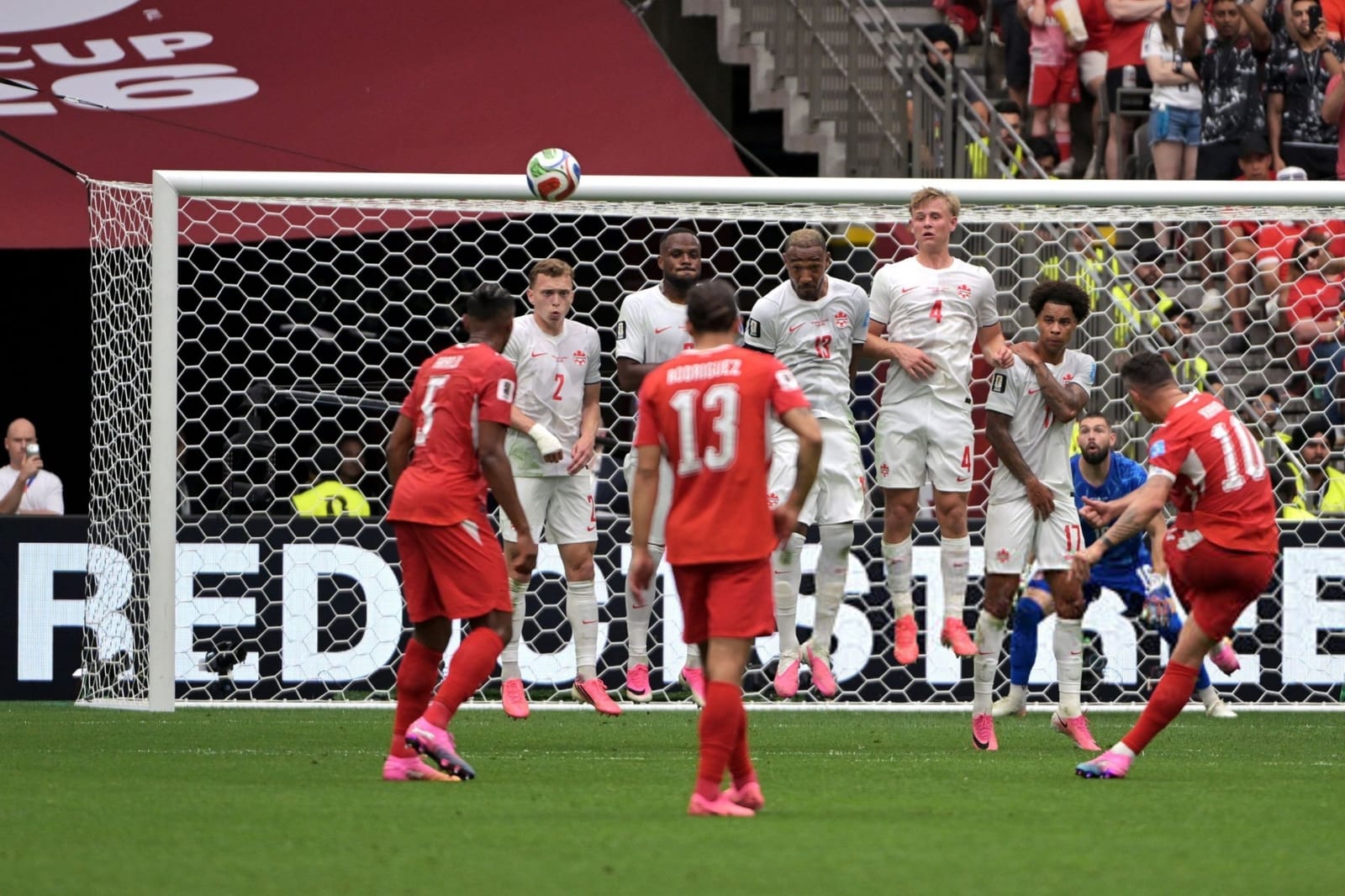 سويسرا تعبر كندا بثنائية ويتأهلا إلى دور الـ32 بكأس العالم