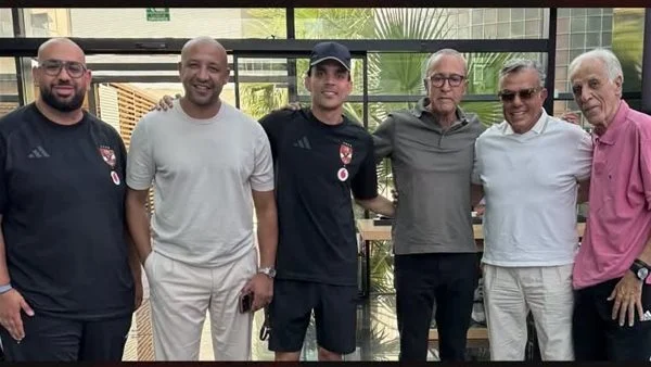 رئيس المغرب الفاسي يزور بعثة الأهلي قبل مواجهة برشلونة