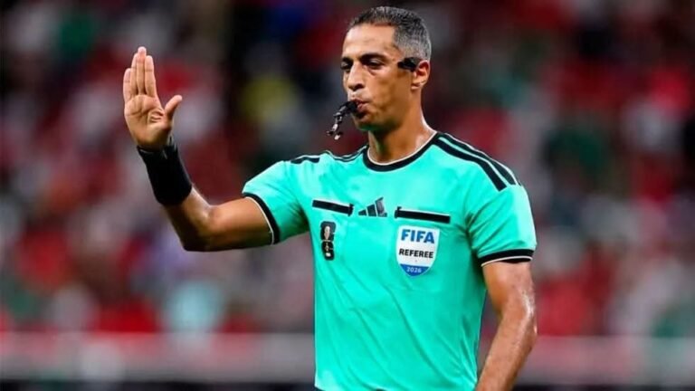 أمين عمر حكمًا لمباراة الأهلي وسموحة في الدوري المصري