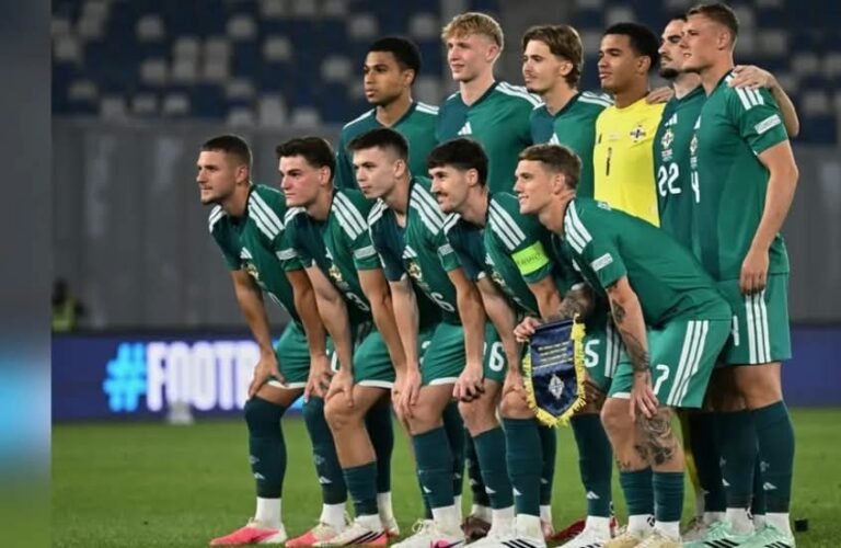 اجتماع داخل معسكر أيرلندا قبل مواجهة الكيان الصهيوني